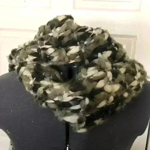 VTG #superchunckyscarf #superlongscarf  gray white black blend thick scarf - Picture 3 of 4